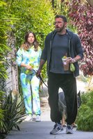 ana-de-armas-and-ben-affleck-out-with-their-dogs-in-venice-beach-05-27-2020-10.jpg