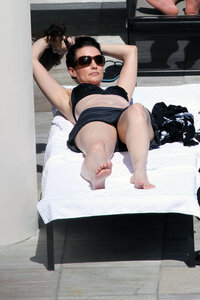 kristin davis in pool 02.jpg