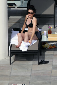 kristin davis in pool 14.jpg