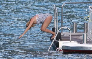 uma thurman in swimsuit 07.jpg