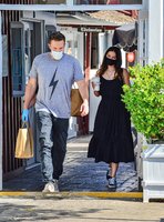 ana-de-armas-and-ben-affleck-pick-up-lunch-to-go-in-brentwood-07-03-2020-6.jpg