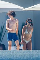 152712831_mcfan-celeblounge-net24-06-2020-09-23eiza-gonzalez-and-timothee-chalamet_02.jpg