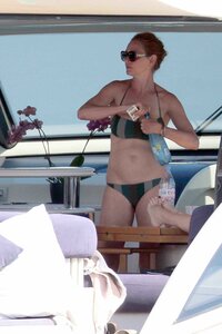 uma thurman in yacht 06.jpg