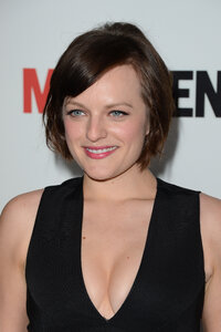 elisabeth moss in nero 06.jpg