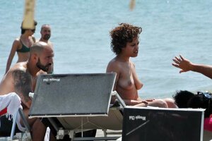 mara adriani in topless 13.jpg