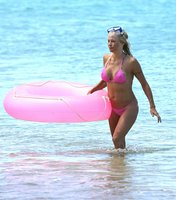 pamela anderson in bikini 11.jpg