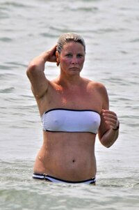 flavia vento in bikini 04.jpg