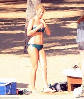 gwyneth paltrow in bikini 05.jpg