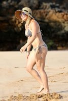 hilary duff in bikini 02.jpg