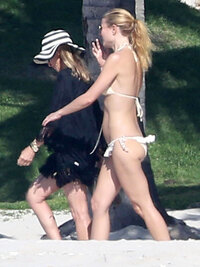 gwyneth paltrow in bikini 05.jpg