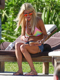tara reid in bikini 05.jpg