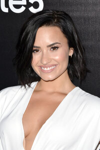 demi lovato al gala 06.jpg