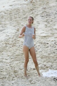 uma thurman al mare 08.jpg