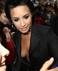 demi lovato al gala 22.jpg