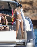 rita ora in yacht 02.jpg