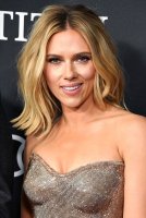 scarlett-johansson-peinado-raya-en-medio.jpg