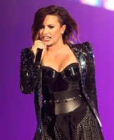 demi lovato in concerto 04.jpg