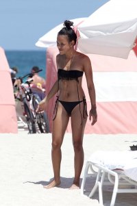 karrueche tran in bikini nero 06.jpg