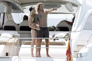 ellie goulding in yacht 04.jpg