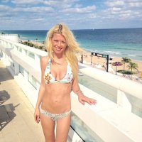 tara reid in bikini 07.jpg