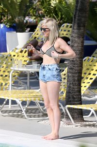 ellie goulding in bikini 07.jpg