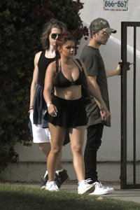 ariel winter in shorts 02.jpg