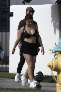 ariel winter in shorts 03.jpg