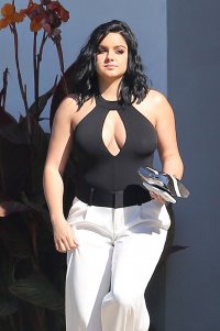 ariel winter in street 04.jpg