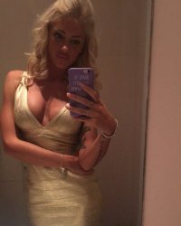 eliana cartella in selfie.jpg