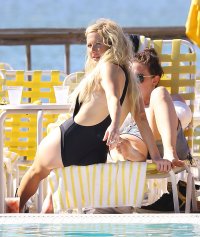 ellie goulding in piscina 02.jpg
