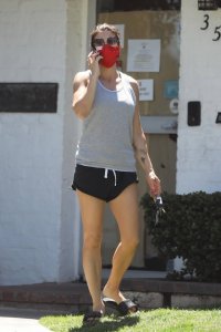 Elisabetta-Canalis---Seen-at-Beverly-Hills-Small-Animal-Hospital-04.jpg