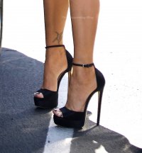 Megan-Fox-Sexy-Legs-Feet-The-Fappening-Blog-10.jpg