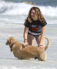 drew barrymore in beach 07.jpg