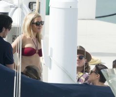 ellie goulding in bikini rosso 01.jpg