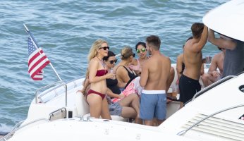 ellie goulding in bikini rosso 09.jpg