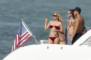 ellie goulding in bikini rosso 25.jpg
