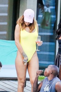 rihanna in pool 06.jpg