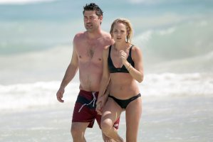 laura vandervoort in bikini 26.jpg