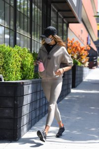 Alessandra-Ambrosio---Seen-in-yoga-leggings-while-out-for-a-Pilates-in-Los-Angeles-09.jpg