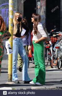 milan-benedetta-parodi-in-the-center-for-shopping-with-her-daughter-matilde-benedetta-parodi-a...jpg
