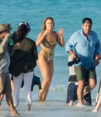 ronda rousey in beach 11.jpg