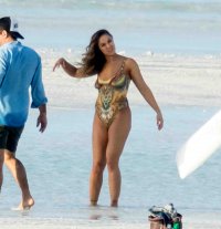 ronda rousey in beach 14.jpg