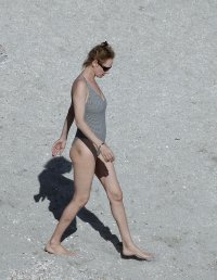 uma thurman in bikini (04).jpg