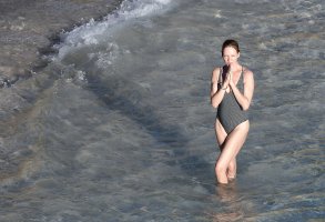 uma thurman in bikini (14).jpg