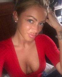 eliana cartella in rosso.jpg