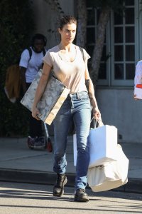 elisabetta-canalis-out-shopping-in-beverly-hills-11-22-2021-2.jpg