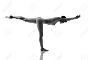 83168771-giovane-donna-nuda-in-posizione-yoga-su-sfondo-bianco-stile-fotografico-in-bianco-e-n...jpg