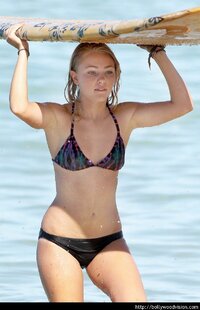 AnnaSophia-Robb-bra-size.jpg