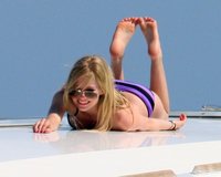Avril-Lavigne-Feet-439004.jpg