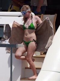 Avril-Lavigne-Feet-743385.jpg